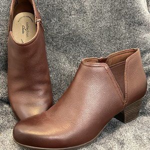 Clarks, Low heel leather Bootie, Size 10 m